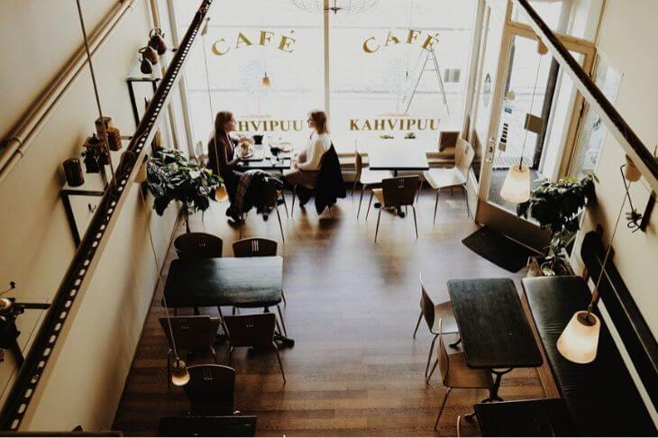 Foto de un café con dos mujeres sentadas en una mesa