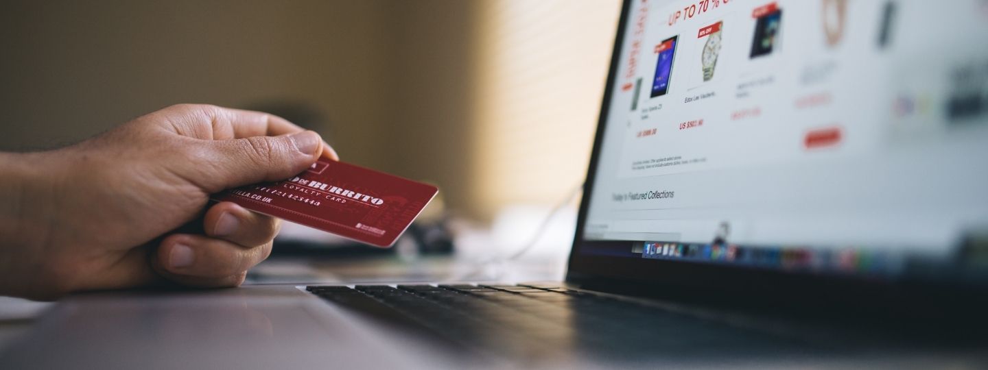 hombre pagando con tarjeta en un ecommerce